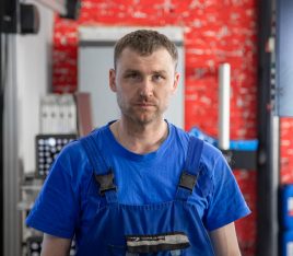 Автомеханик Александр на СТО Буча