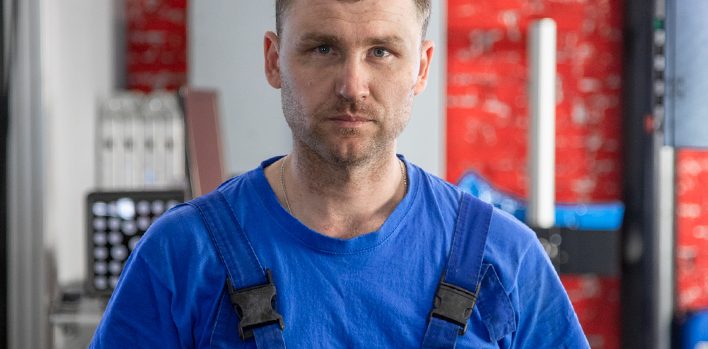 Автомеханик Александр на СТО Буча