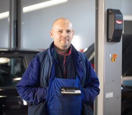 Автомеханик Денис на СТО Буча