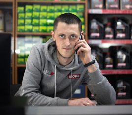 Мастер-приемщик Роман на СТО Буча