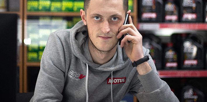 Мастер-приемщик Роман на СТО Буча
