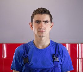 Автомеханик Валентин на СТО Буча